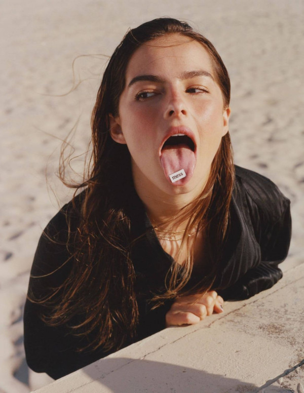 Addison Rae tire la langue dans Pop Magazine