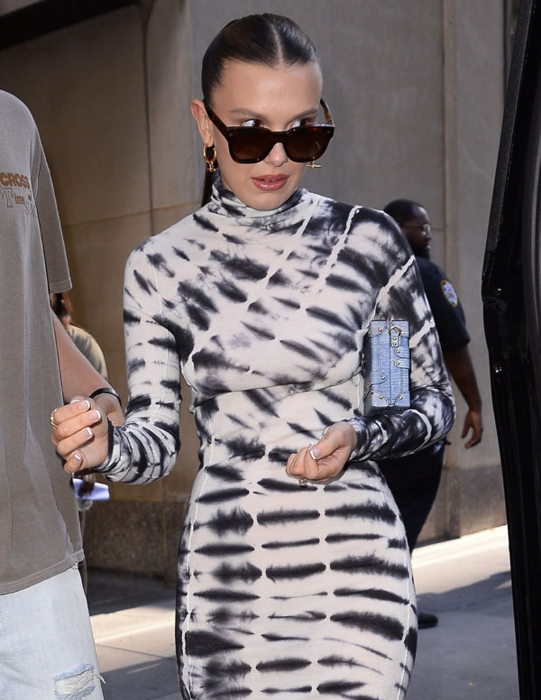 Millie Bobby Brown en robe zèbre dans les rues de New York