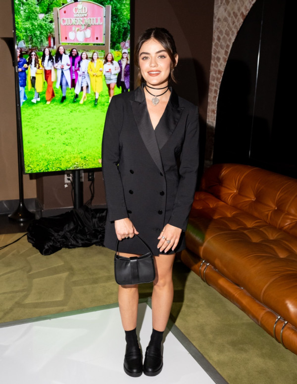 La jolie Lucy Hale en soirée au LOFT, boîte qui célèbre ses 25 ans