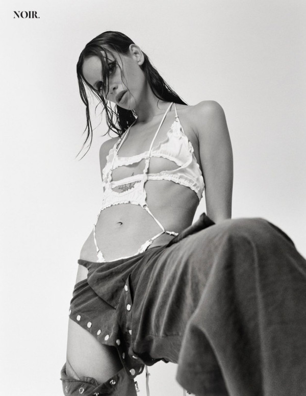 Milena Smit sexy dans Noir Magazine