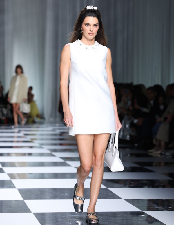 Kendall Jenner défile pour Versace à la Milan Fashion week