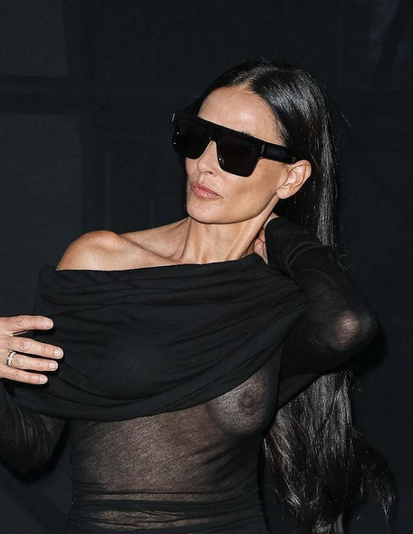 Oops le sein de Demi Moore à la Paris Fashion Week