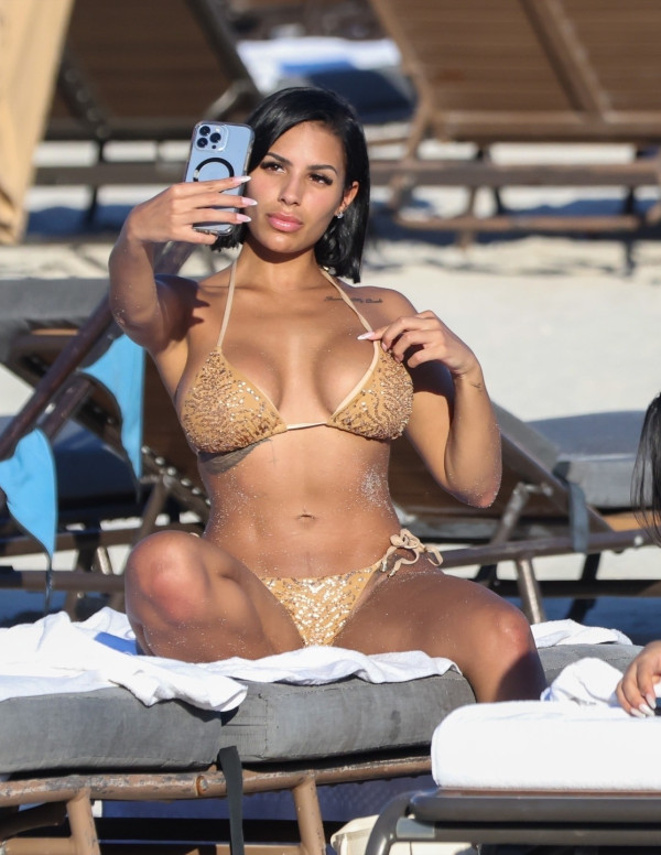 Chaney Jones, Silvia Micol & Aliana Mawla sexy en bikini à Miami Beach
