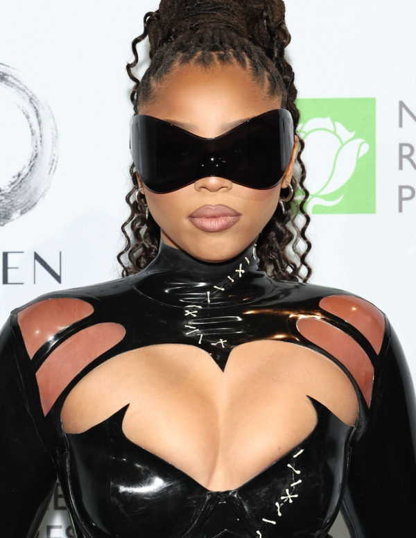 Chloe Bailey sexy décolleté en soirée Halloween à New york