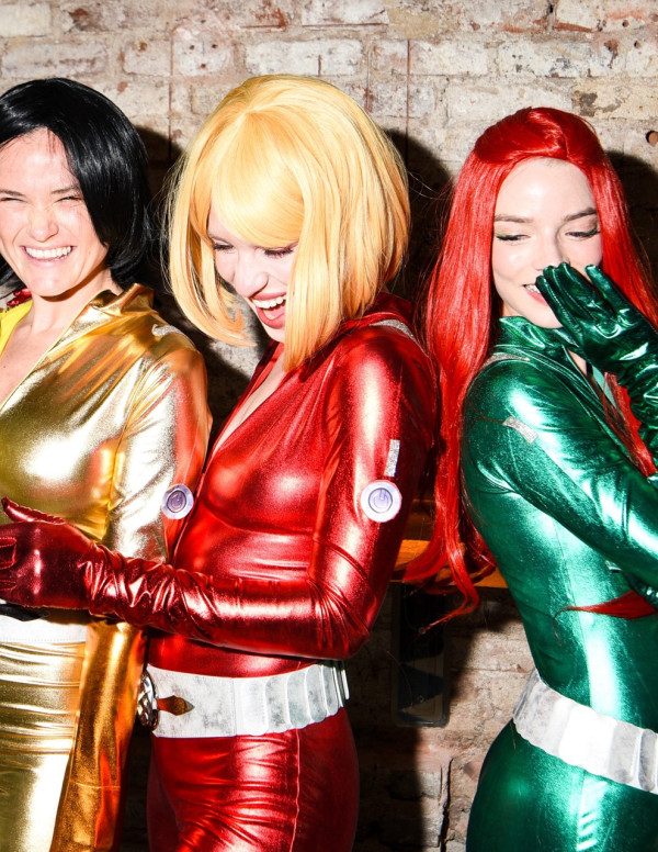 Anya Taylor-Joy jolie les cheveux rouge en soirée Halloween à New York