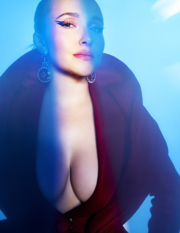 Hayden Panettiere sexy décolleté dans Irk Magazine