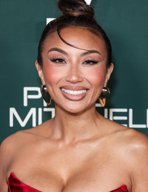 Jeannie Mai jolie au gala Baby2Baby à West Hollywood