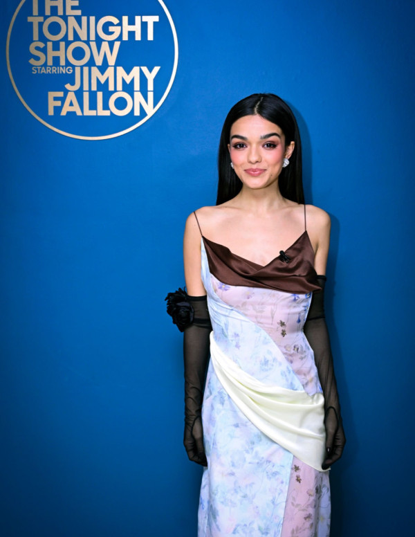 Rachel Zegler dans l'émission The Tonight Show avec Jimmy Fallon