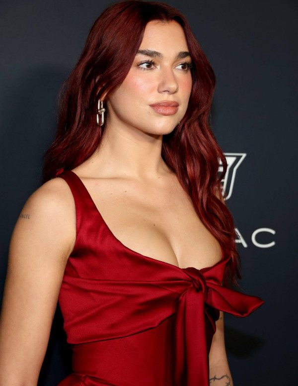 Dua Lipa rayonnante à la soirée Variety Power of Women