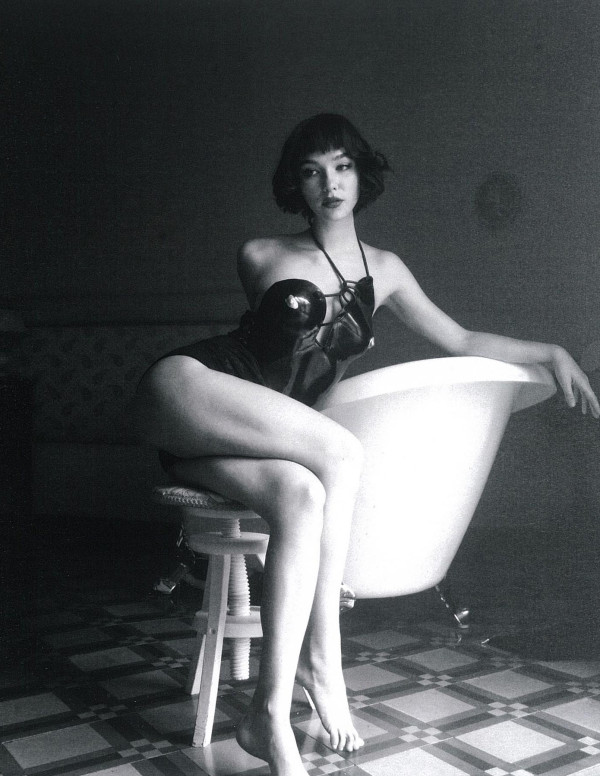 Matilda De Angelis, une beauté naturelle en noir et blanc