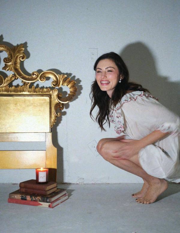 Phoebe Tonkin adore la bougie Josie de Andie Jane
