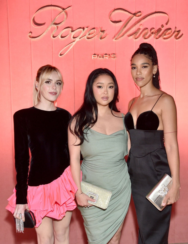 Lana Condor brille au dîner Roger Vivier