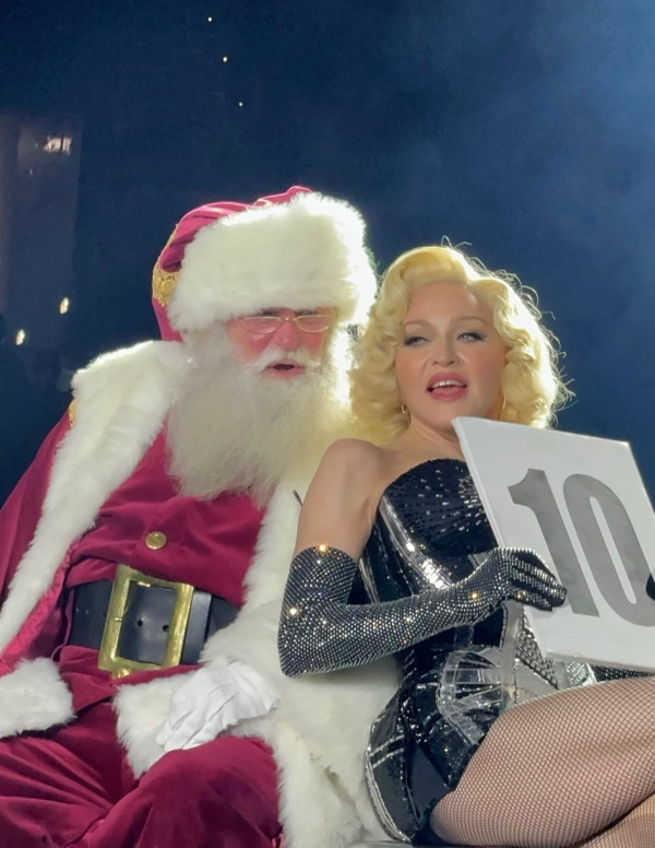 Madonna accompagné du Père Noël, en concert à New York