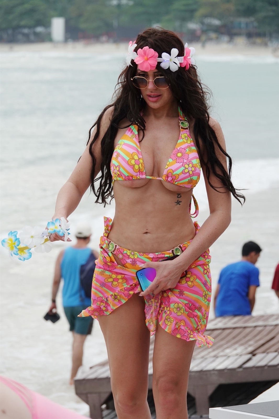 Chloe Ferry en bikini en vacances en Thaïlande