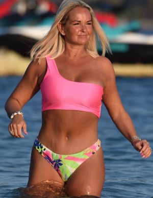 Jennifer Ellison en bikini rose profite du soleil de la Turquie