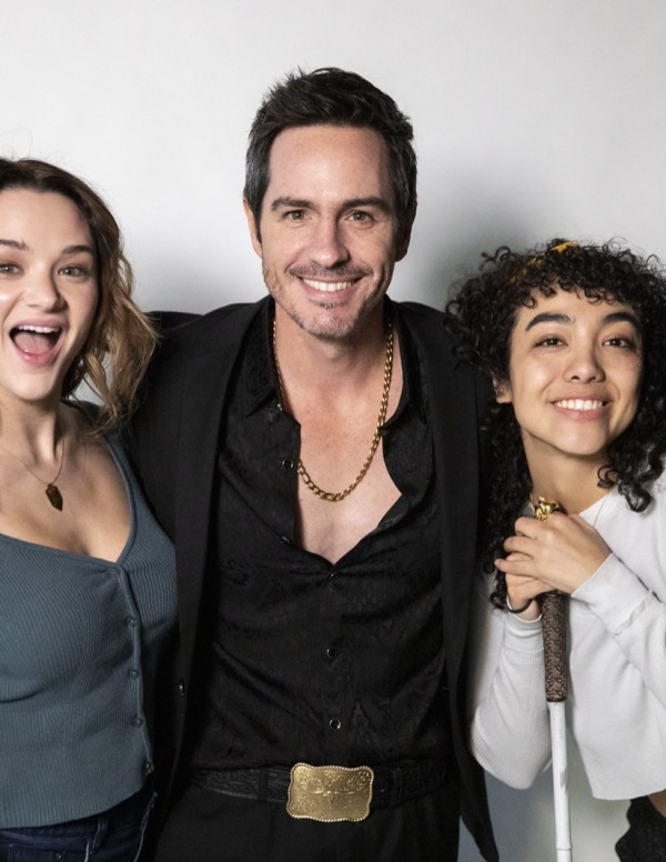 Hunter King brille dans les photos promotionnelles du film Give Me Your Eyes