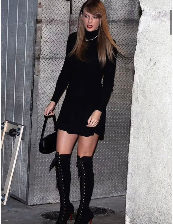 Taylor Swift s'amuse en soirée à Los Angeles