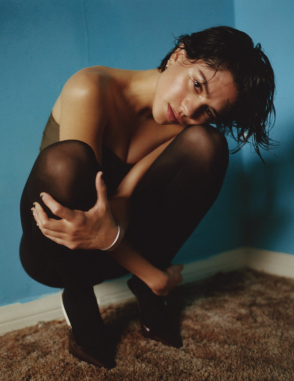 Sasha Calle dans flaunt magazine