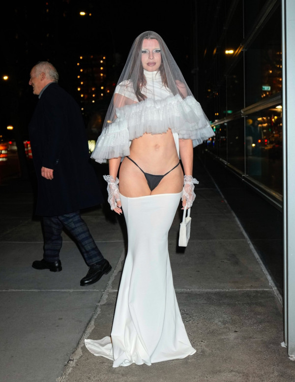 Julia Fox tenue improbable en soirée au Sotheby à New York