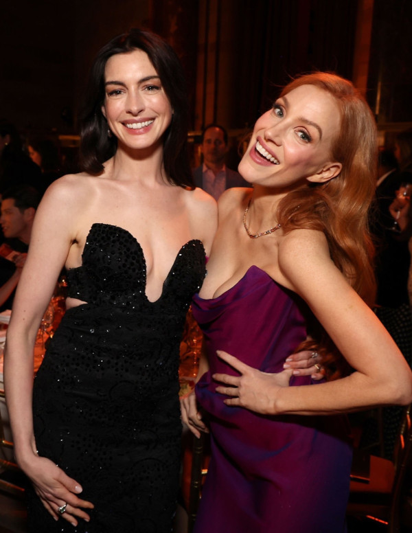 Anne Hathaway, élégante et resplendissante au National Board Of Review 2024