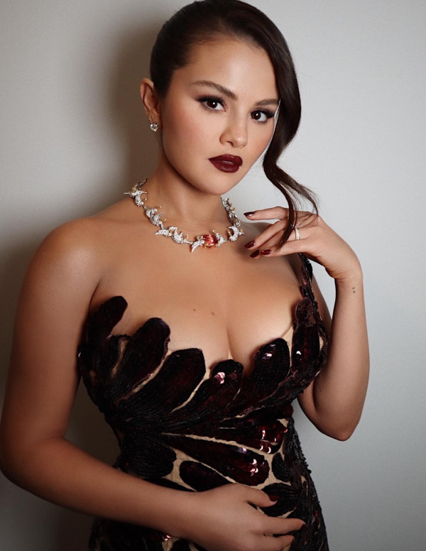 Selena Gomez jolie décolleté aux Emmy Awards à Los Angeles