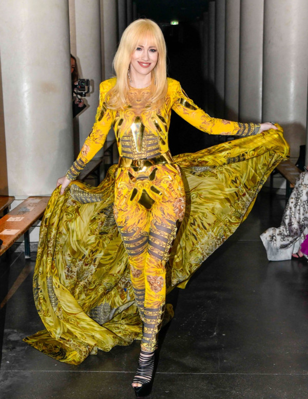 Sonia Gleis tout en jaune au défilé On Aura Tout Vu à Paris