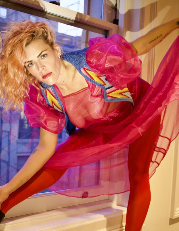 Busy Philipps transparence dans The Bare Magazine
