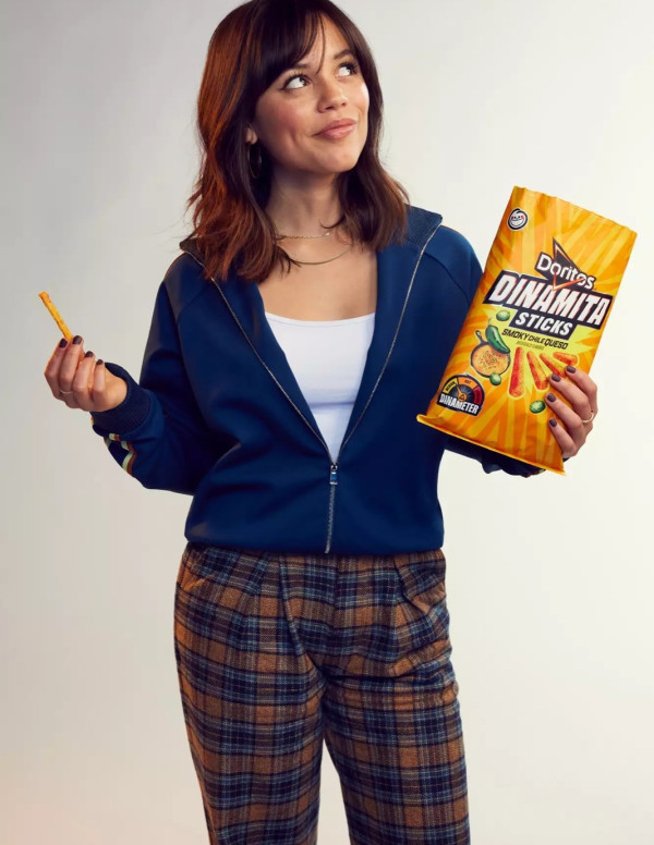Jenna Ortega fait la pub des Doritos Dinamita