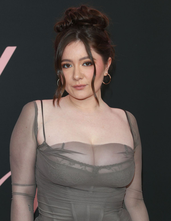 Emma Kenney à la première de Lola à Los Angeles