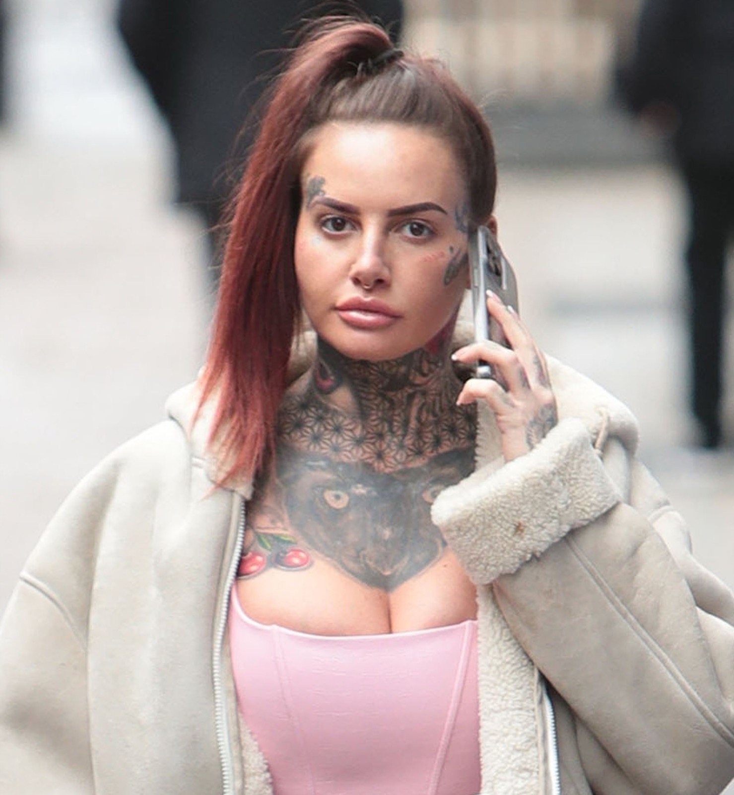 La tatouée Jemma Lucy fait son shopping dans les rues de Londres