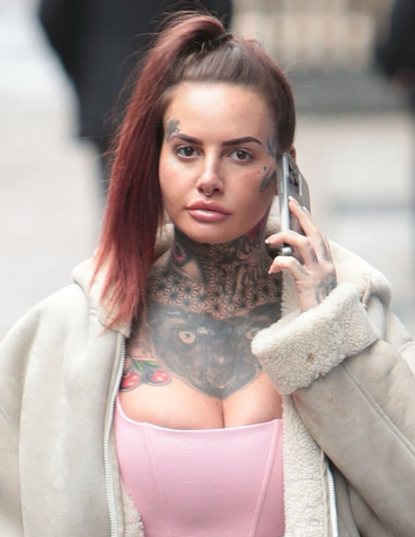 La tatouée Jemma Lucy fait son shopping dans les rues de Londres
