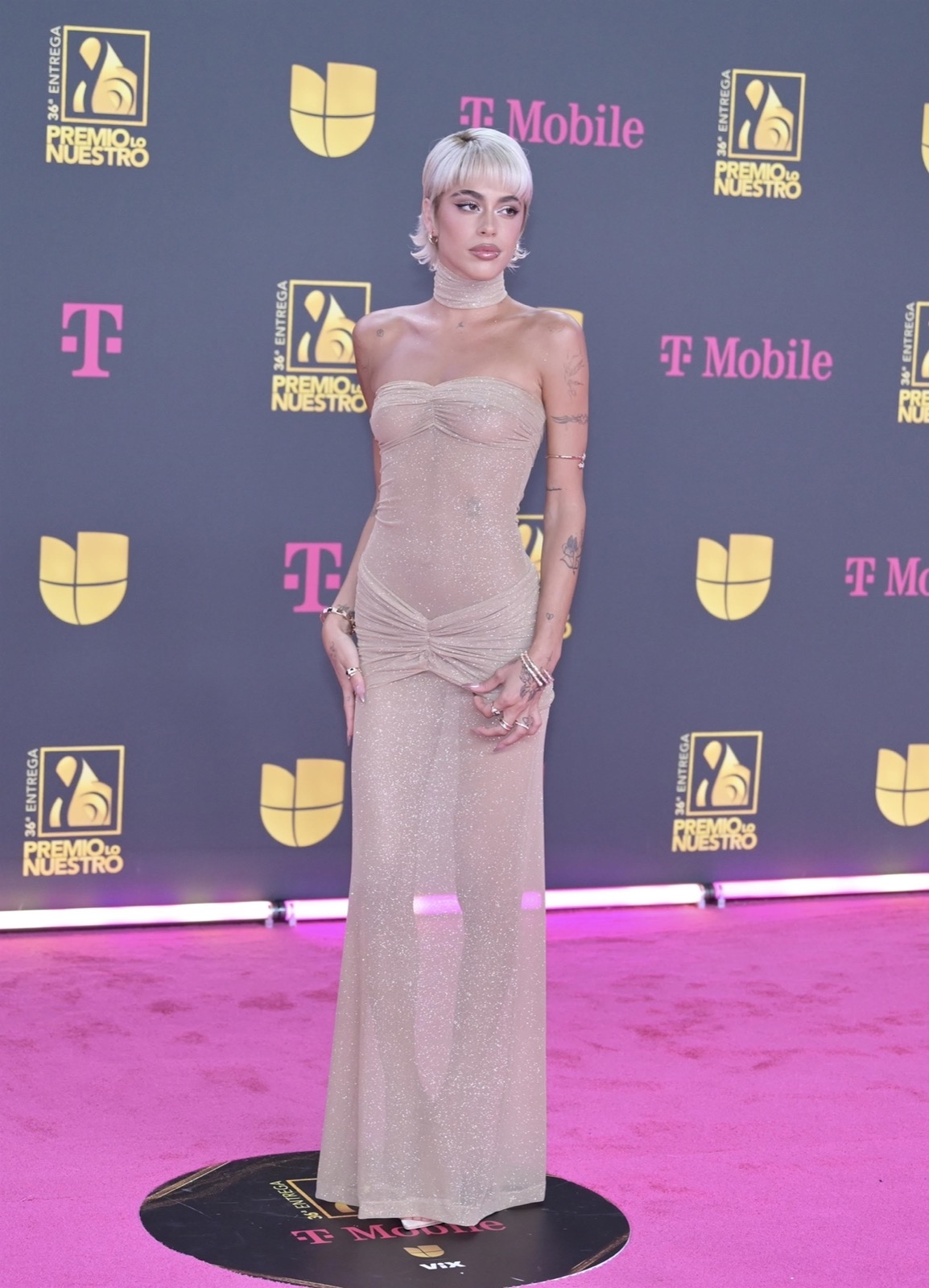 Martina Stoessel (Tini) élégante aux Lo Nuestro Awards à Miami