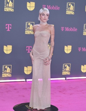 Martina Stoessel (Tini) élégante aux Lo Nuestro Awards à Miami