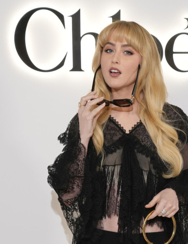 Kathryn Newton au défilé Chloe à la Paris Fashion Week