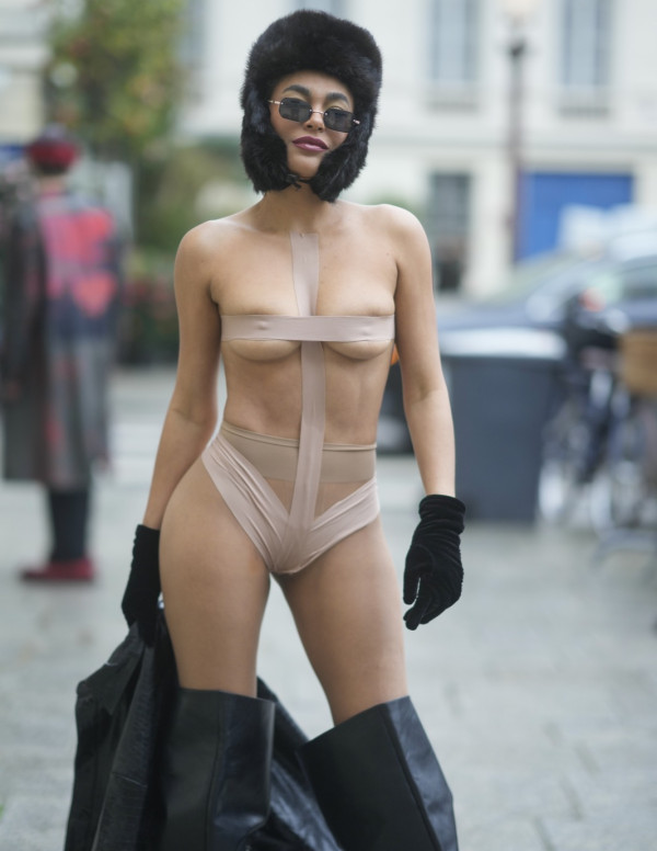 Leila Depina tenue très très courte dans les rues de Paris pour la Paris Fashion Week