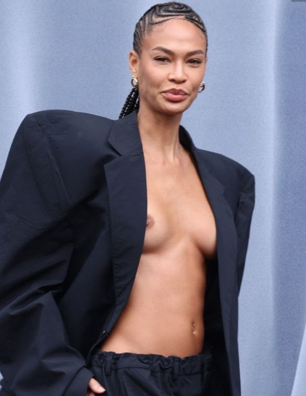 Joan Smalls oops le sein au défilé Balenciaga à la Paris Fashion Week 