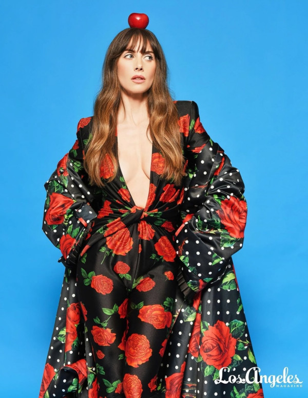 Alison Brie en robe fleurie en shooting pour Los Angeles Magazine