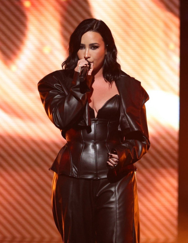 Demi Lovato en concert aux Billboard Women in Music 2024 à Inglewood 