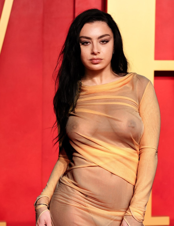 WOOW ! Charli XCX sexy en tenue transparente aux Oscars