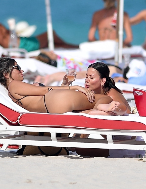 Karina Jelinek & Florencia Parise sexy à Miami Beach 