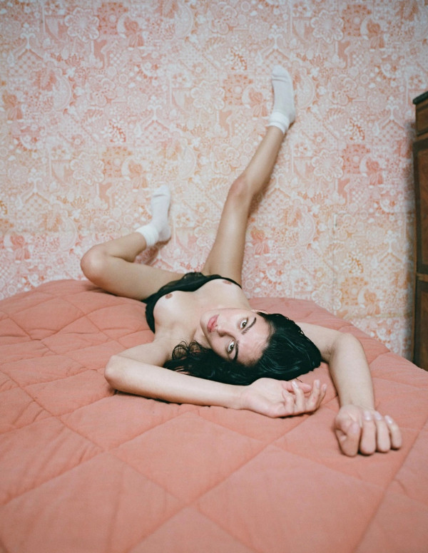 Amelia Hamlin nue et sexy dans CR Fashion Book