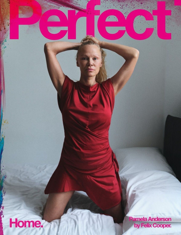 Pamela Anderson moche dans Perfect Magazine