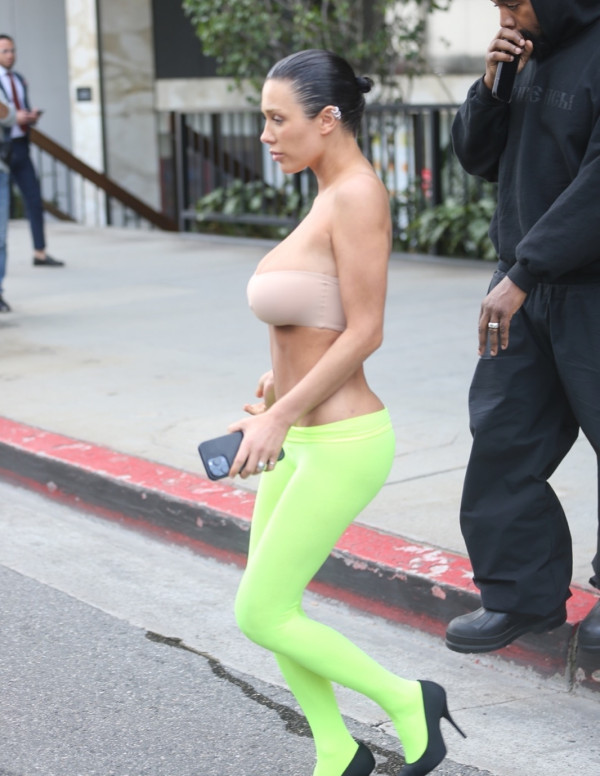 Bianca Censori sexy en legging trop bas à Hollywood