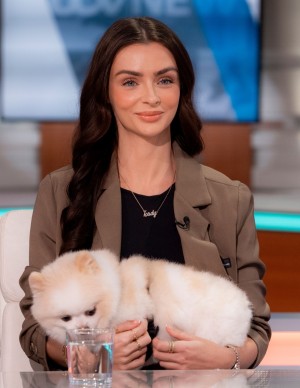 Kady McDermott avec son petit chien dans l'émission Good Morning Britain