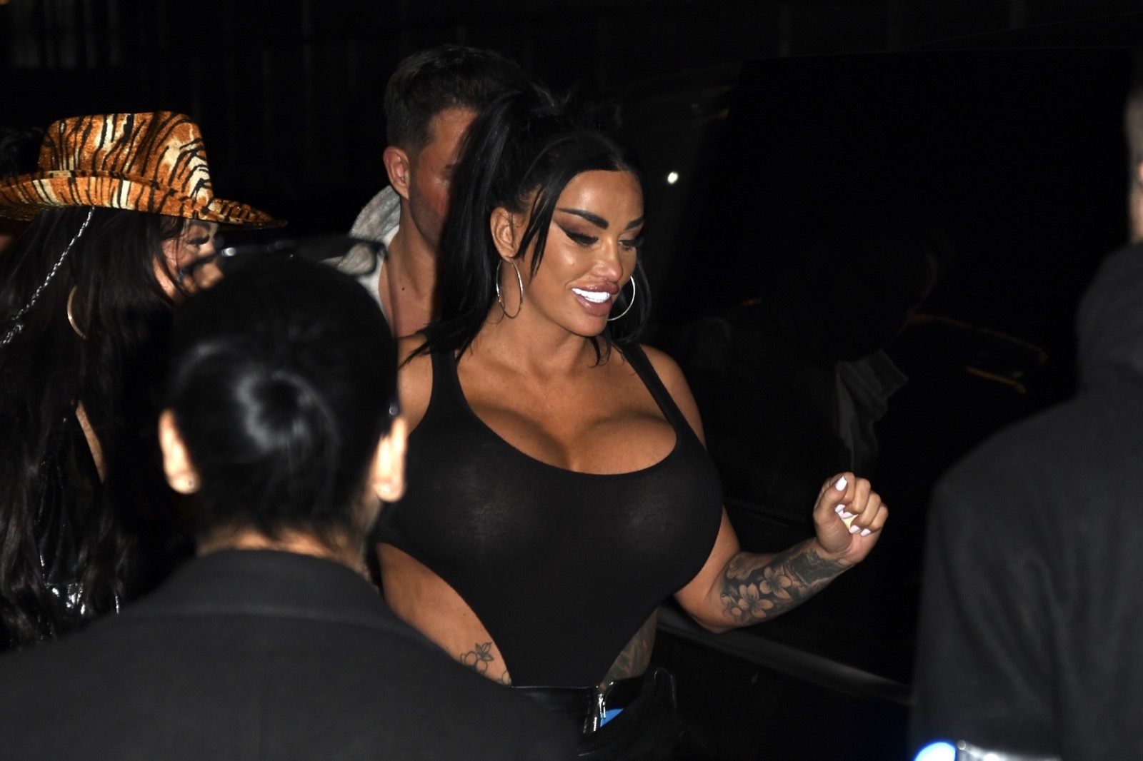 Katie Price bronzée et gros décolleté en soirée à Londres