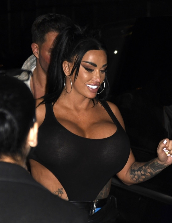 Katie Price bronzée et gros décolleté en soirée à Londres