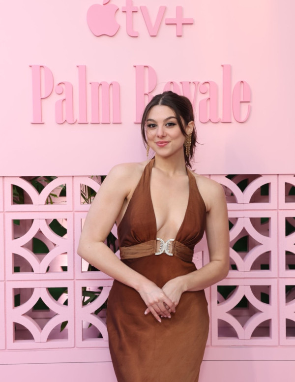 Kira Kosarin jolie à la première de Palm Royale à Beverly Hills (TV+)