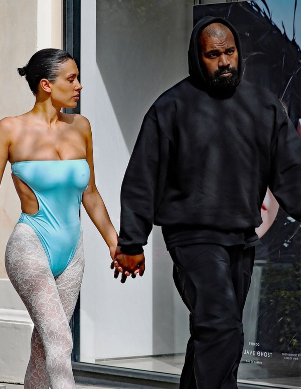 Bianca Censori encore une tenue improbable dans les rues de Los Angeles