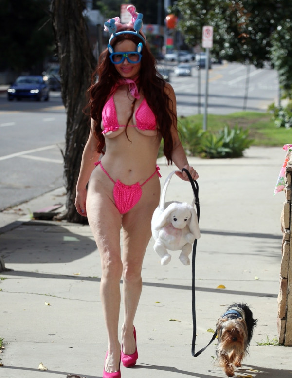 Phoebe Price déjantée en bikini dans les rues de Los Angeles