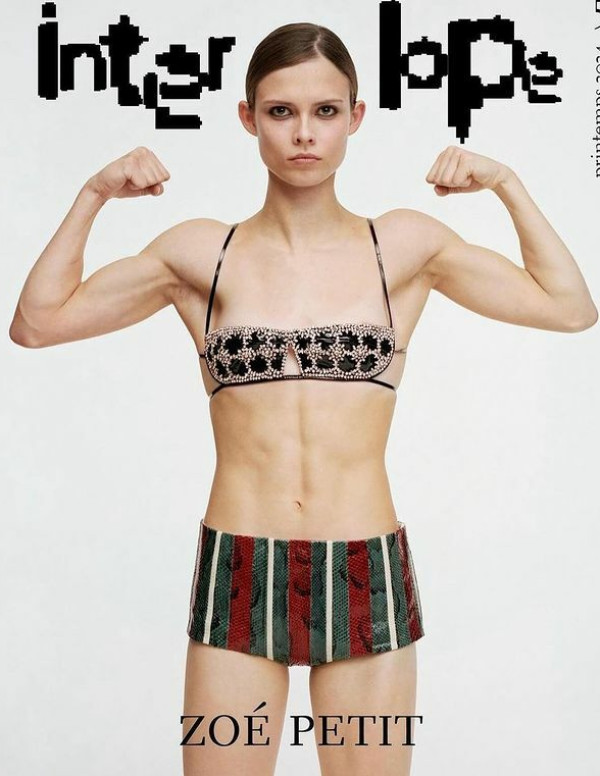 Zoe Petit montre les muscles dans Interlope Magazine
